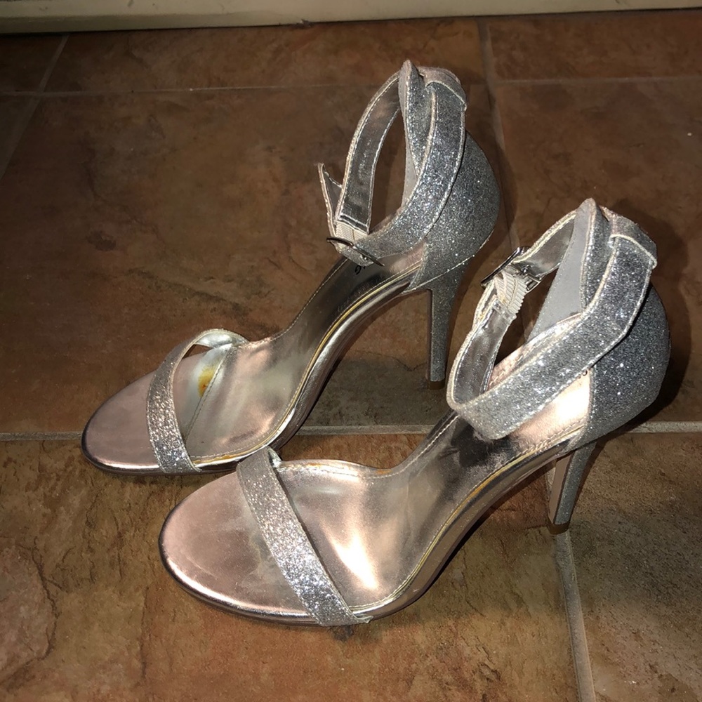 Call it Spring silver heels! - Picture 4 of 6